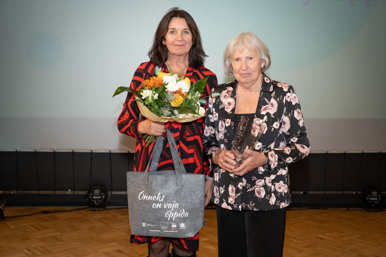 Fotol vasakult Väärikate Ülikooli eestvedaja Heili Pihlak ja Aasta koolitaja 2025 laureaat Maire Tamm.