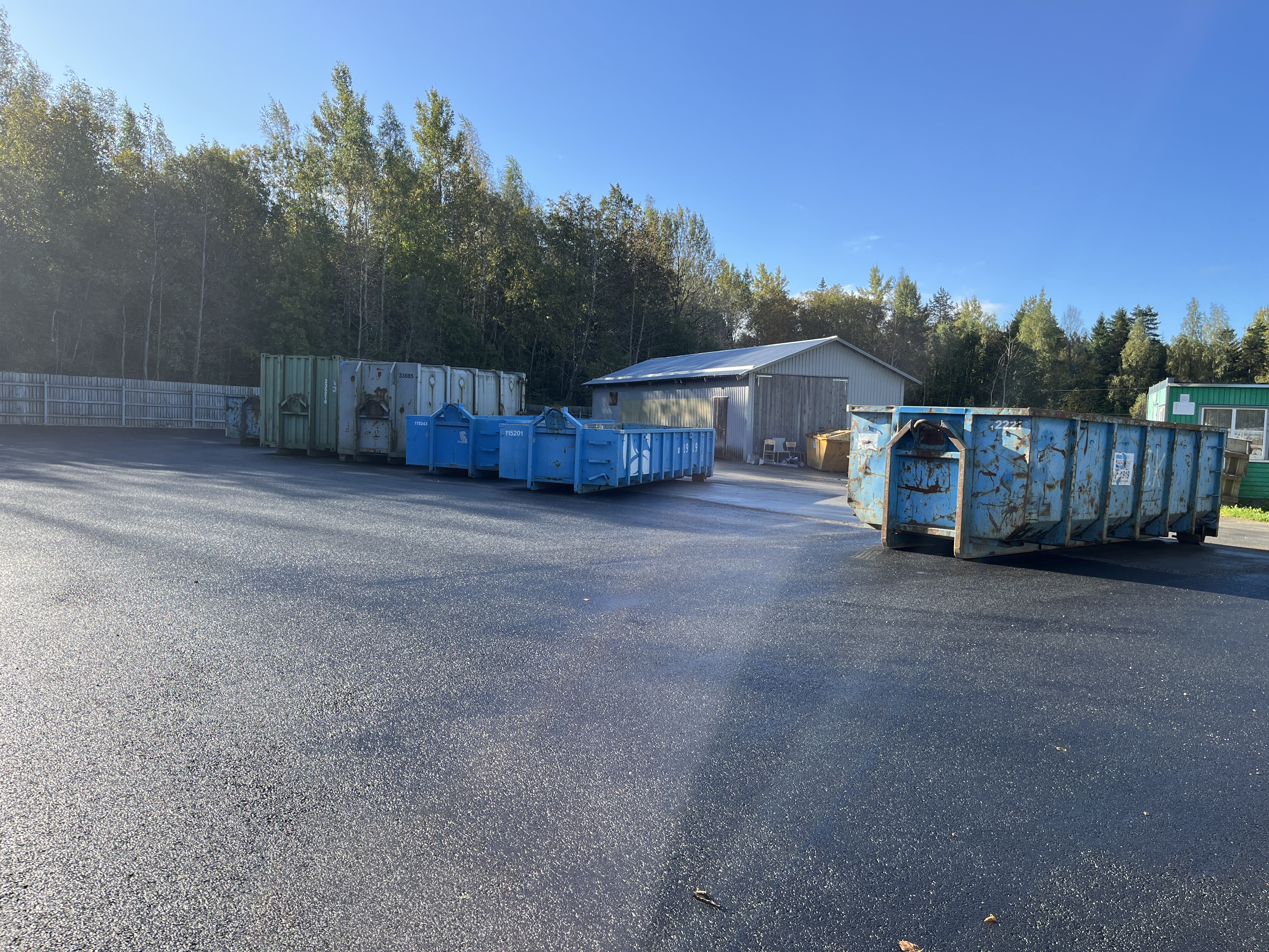Konteinerid Tamsalu jäätmejaama värskel asfaldiplatsil
